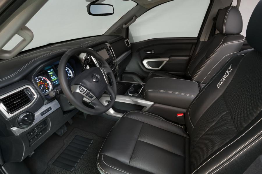 Интерьер Nissan Titan XD PRO-4X Crew Cab 2015 года  (фото 34 из 39)